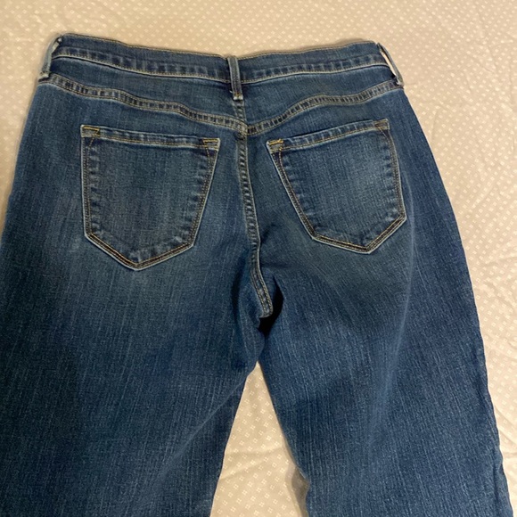 Women’s Old Navy mid rise curvy jeans size 4, runs big - Picture 2 of 4
